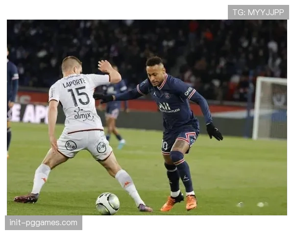 巴黎圣日耳曼迎战马赛,高压逼抢与控球反击的战术博弈成焦点 巴黎圣日耳曼迎战马赛,高压逼抢与控球反击的战术博弈成焦点